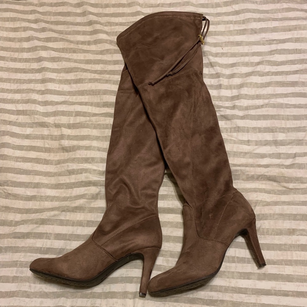 BRAND NEW KNEE HIGH BOOTS!